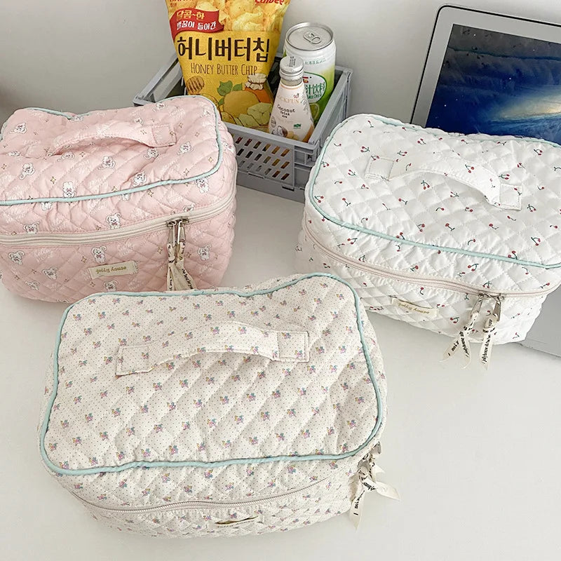 ❥ Stylish quilted cotton makeup bag with zipper, perfect for organizing cosmetics and toiletries.