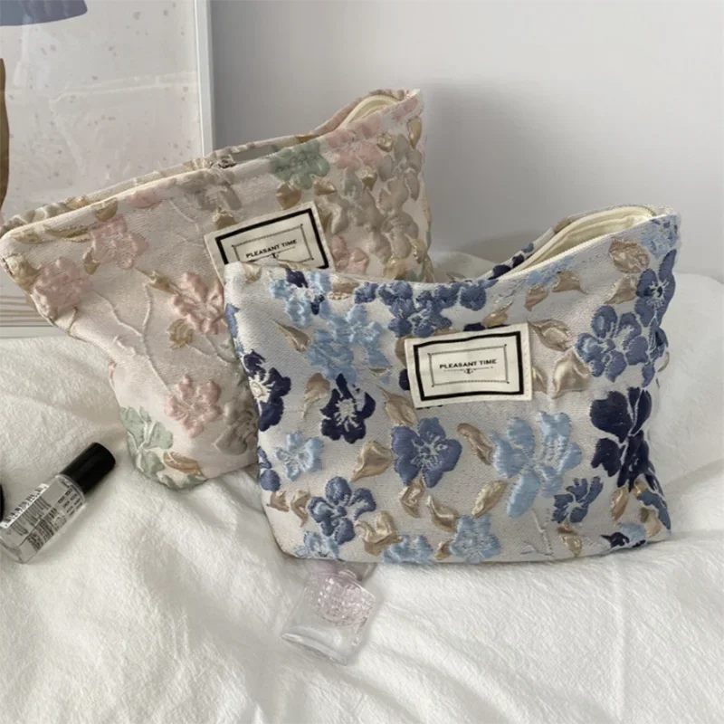 ✿ Floral Embroidered Cosmetic Bag: Stylish Makeup Organizer for Women on the Go! ✿