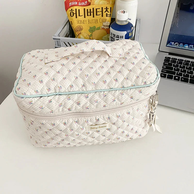 ❥ Stylish quilted cotton makeup bag with zipper, perfect for organizing cosmetics and toiletries.